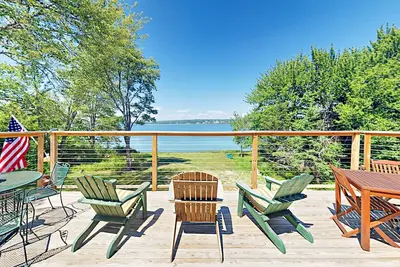 Image de Renovated waterfront cottage with expansive deck, multiple fireplaces, & grill