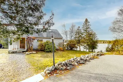 Image de Dory Haven: Cove-front Home with sunroom, screened porch & waterfront yard