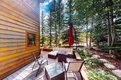 Image de Posh getaway with hot tub and firepit and free WiFi - blocks to Main Street