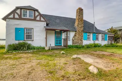 Image de Classic Oak Bluffs Beach House | Excellent Harbor Views | Near Shops & Dining