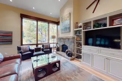 Image de Mountain-view alpine retreat with pool, gas grill, & deck - near skiing