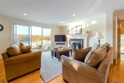 Image de Waterfront gem with deck, bonus den & 2 kayaks - near dining & beach