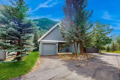 Image de Expansive Mountain Getaway | Private Balcony & Hot Tub | Chef’s Kitchen