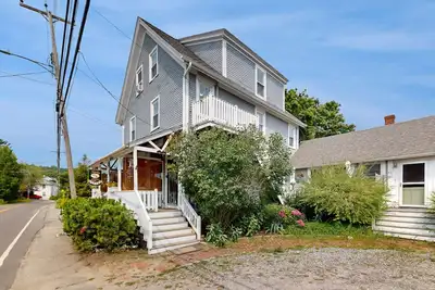 Image de Charming, historic cottage with modern upgrades - stroll to dining & attractions