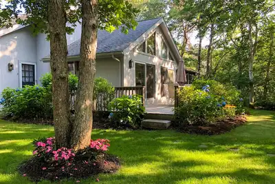 Image de Charming Home with Deck, Screened Porch, Private Balcony, Near Beaches