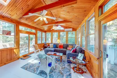 Image de Coastal home w/ central Ac & fenced yard - five-minute walk to Earle Road Beach