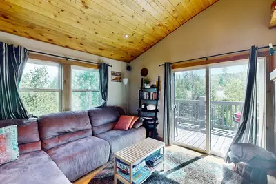 Image de All-season mountain-view getaway on shuttle route with wood fireplace