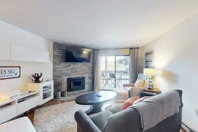 Image de Renovated, mountain-view condo near bus to ski resorts & downtown with deck