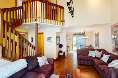 Image de Spacious Townhome with Hot Tub, Adjacent to Gore Creek | 4. 5 Miles to Vail