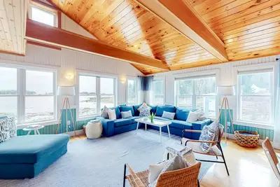 Image de Dazzling ocean-view house with fireplace, deck, firepit, central Ac, & W/D