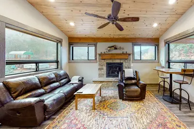 Image de Two-level home on one acre w/ mountain views and deck on Crystal River