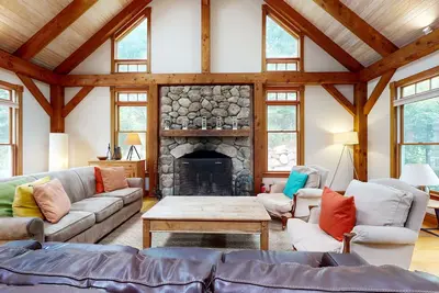 Image de Contemporary Home w\/ Private Hot Tub, Deck, Game Room & Shared Dock Access