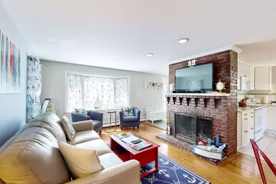 Image de Updated home with fenced yard & firepit - near Main Street & beach