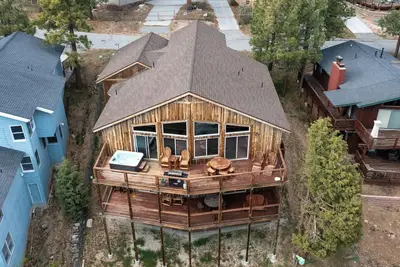 Image de Lakefront Lodge by AvantStay | Direct Access to Big Bear Lake | Hot Tub + Views