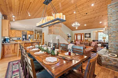 Image de 2mins to the Lake + Pool Table | Castle Glen Estate Neighborhood | Linaker Lodge