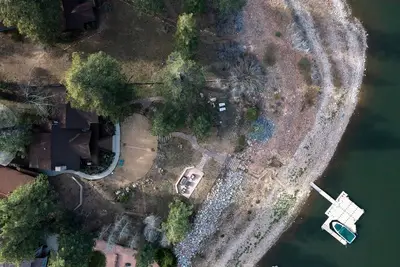 Image de Shoreline Lakehouse by AvantStay | Majestic Lakefront Cabin w/ Hot Tub&Fire Pit!