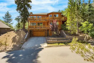 Image de Zen Den by AvantStay | Entertainers Home in Ideal Big Bear Location w/ Hot Tub