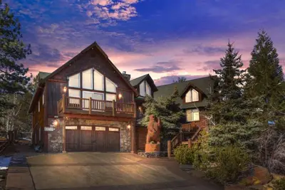 Image de Hot Tub + Game Room w\/ Ping Pong | 5 Mins to Bear Mountain | Mighty Bear Manor