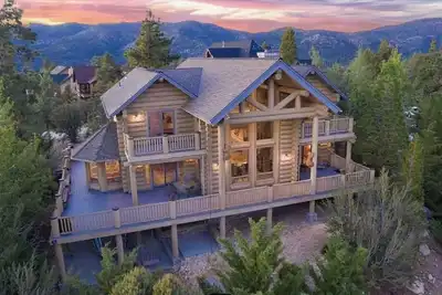 Image de Hot Tub, Game Room, Large Deck w/ Incredible View | Penticton Lodge by AvantStay