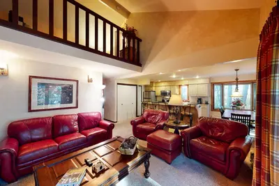 Image de Creekside Condo w/ Deck: Short Drive to Skiing, Vail Village & Golf