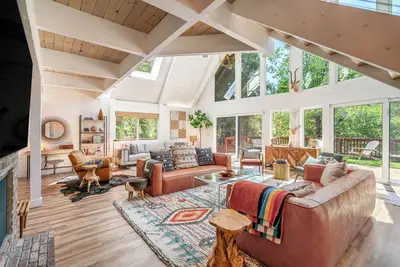 Image de Chic Moonridge Escape | Home Theatre, Hot Tub, Game Room, Firepit | Oak and Luna
