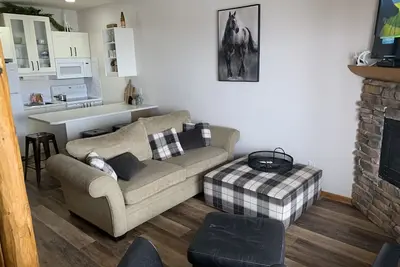 Image de Newly renovated 3 bed/2 bath townhome (with hot tub) in Happy Valley - Big White