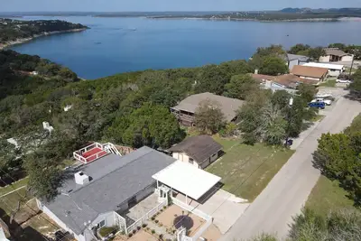 Image de Lakeside Serenity: Your Retreat with a Water View, Boat and Golf Cart Bliss!