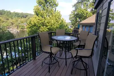 Image de Private no wake waterfront, 3 br home with resort amenities! Steps from water!