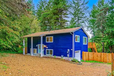 Dog-friendly bayfront home w/free WiFi, private washer/dryer, waterfont deck