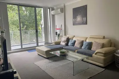 Image de Cozy Modern Home With Free parking