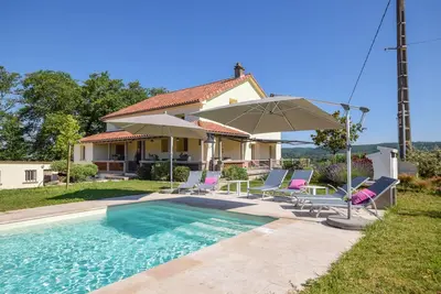 Image de Villa avec piscine privée au milieu des vignes
