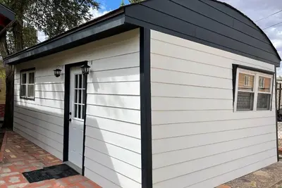 Image de Stay in our Spacious, Quirky Studio, just 15 minutes from Pueblo Lake Reservoir!