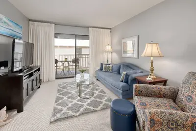 Image de Oceanfront Condominium with Balcony, Pool and Boardwalk to Beach.