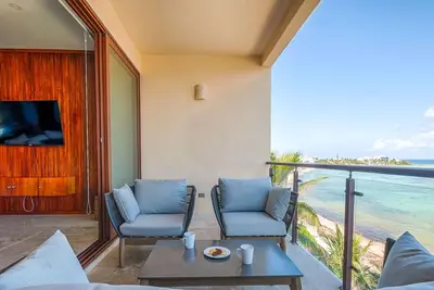 Image de Large upscale penthouse, just right for families or friends, Pool, Ac & WiFi!