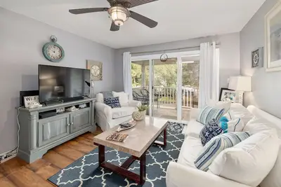 Image de Updated second floor condominium with access to heated pool and tennis courts!
