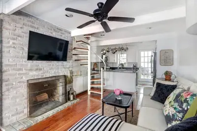 Image de Charming Historic 1850 Cottage | Centrally Located