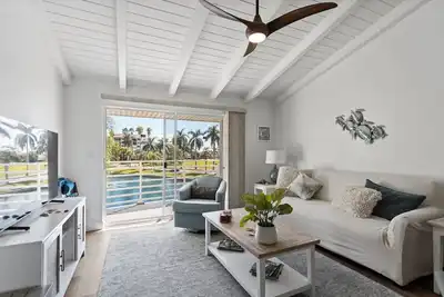 Image de Cozy Beach Bliss | Stylish & Inviting