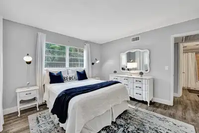 Image de ⭐Only 5 Minutes To Beach ⭐ Downtown, Fast Wi-fi, Free Parking, Outdoor Grill