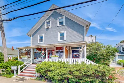 Image de Nautical vacation rental in in walkable downtown with harbor view, grill & deck