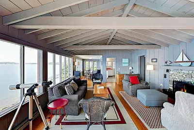 Image de 2 Waterfront Cottages in Ocean Point with Dock & Large Yard, Minutes to Town