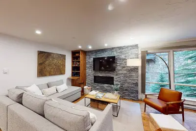 Image de Luxe Retreat at Village Inn Plaza | Pool, Hot Tub, Ski Locker, Garage Parking