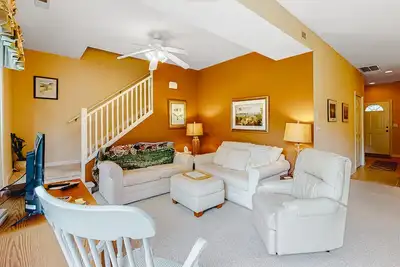 Image de Salt Pond townhome with screened porch, Ac & paid-access pools, tennis & gym