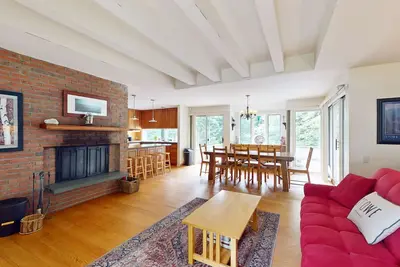 Image de Inviting home with private hot tub - minutes to slopes, bike path & hiking