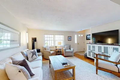 Image de Inviting duplex with central Ac, grill, firepit, & walk to beach