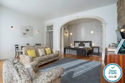 Image de 3 Spacious Peaceful Flats w/ Jacuzzi and Garden