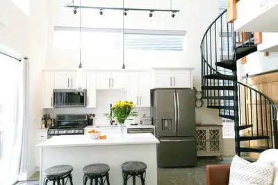 Image de Lux Modern Retreat: Hot tub & Pool, Perfect Location!