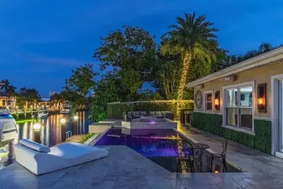 Image de Spectacular Waterfront House! Tiki & Heated Pool/Hot Tub
