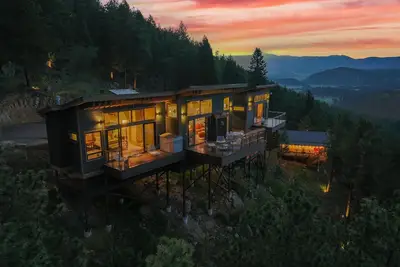Image de Incredible Luxury Zen Treehouse+Glamping Tent - Views for Miles & Hot Tub\/Sauna