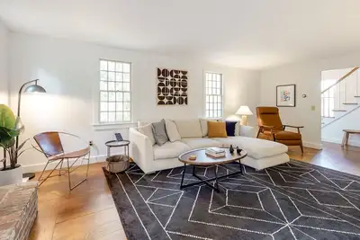 Image de Peaceful half-acre home near ocean, dining & shops and a fire pit