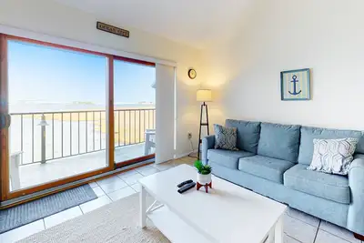 Image de Two-Level Bayfront Condo with Amazing Sunsets, Balcony, WiFi & Shared Pool